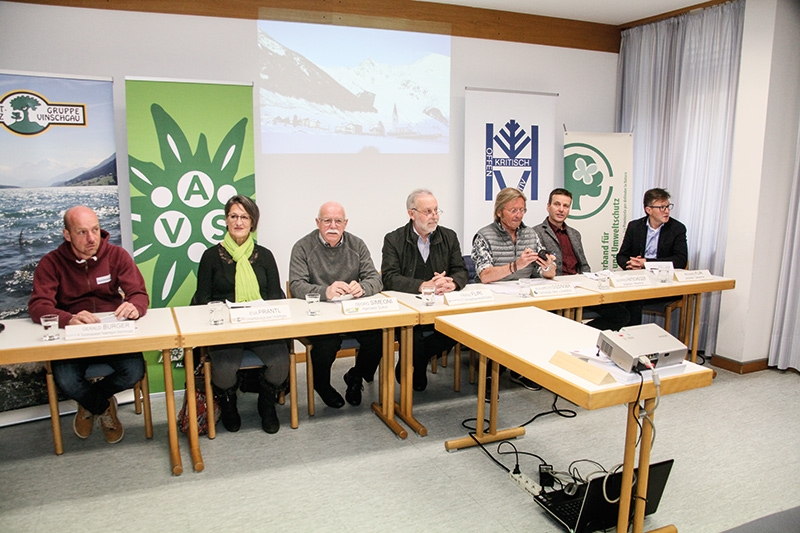 Schulterschluss der Umweltverbände mit dem Geschäftsführer der Ferienregion Reschenpass v.l.: Gerald Burger, Evi Prantl, Georg Simeoni, Franz Fliri, Klauspeter Dissinger,  Siegfried Patscheider und Richard Fliri