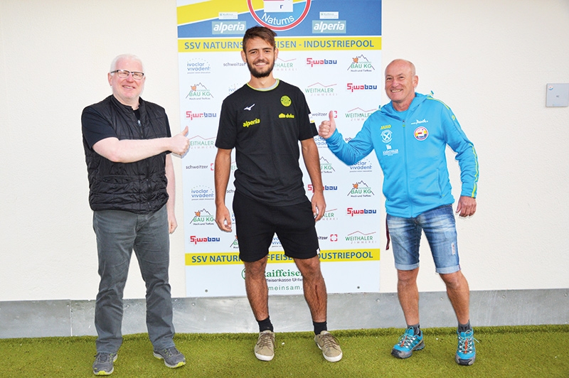 Jonas mit seinen Förderern beim SSV Naturns: Günther Pföstl (links) und Walter Müller (rechts)