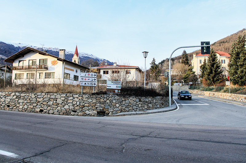 Links das Anwesen „Marolles“:  Von Wellenzohns WEMA zur Gemeinde Mals