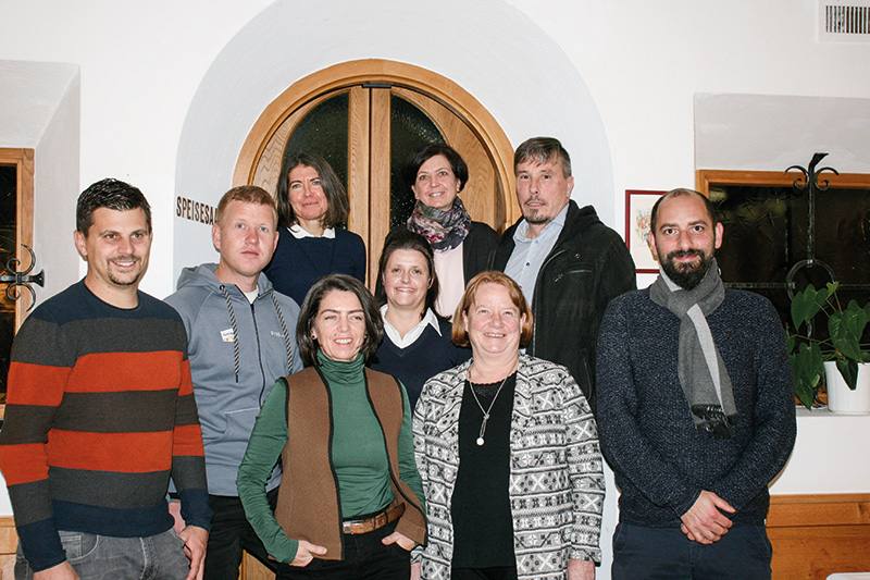 Bei der Diplomübergabe im Dezember 2022: v. l. vorne: Rafael Alber (Bürgermeister von Prad), Renate Siller, Silvia Kuppelwieser, Adrian Alin Gamper (Gemeindereferent in Prad);  Mittelreihe:  Peter Pfeifer (Geschäftsführer im Tourismusverein Prad) und Petra Pohl;  hinten: Barbara Folie,  Renate Gostner und  Thomas Warger