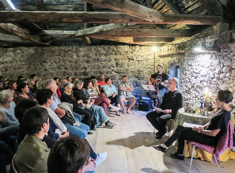 Literatur & Musik unter dem Titel „Du bist min, ich bin din“ gab es im Rahmen der Palabira Tage im Flurinsturm in Glurns. Noah Thanei präsentierte moderne Love-Songs, Christoph Anstein und Maria Raffeiner interpretierten in einer szenischen Lesung Texte aus dem Mittelalter zum Thema Liebe. Das zahlreiche Publikum war begeistert: vom Raum, der Musik und der Lesung. 