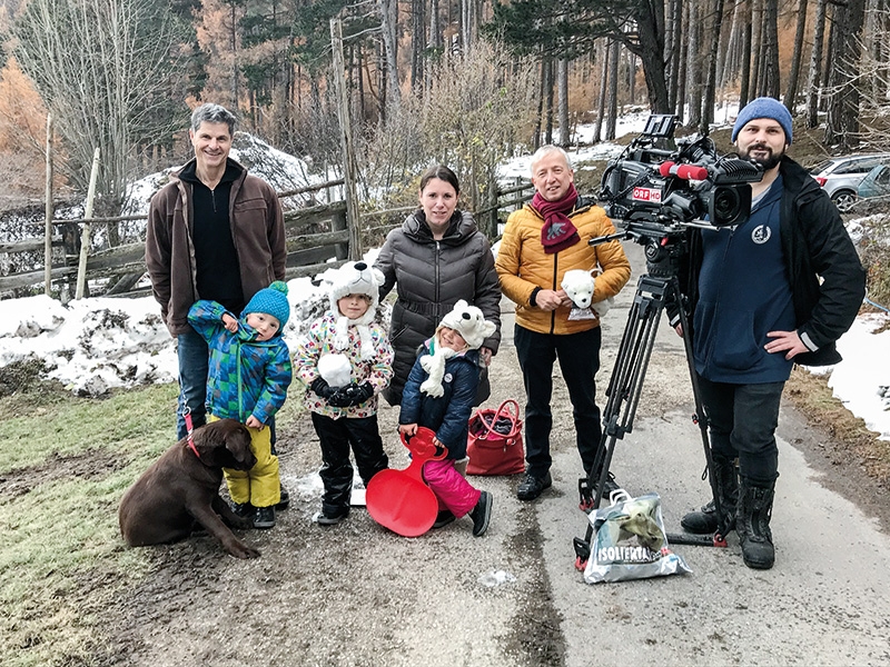 v.l. vorne: die kleinen Eisbären-Fans Noah Rechenmacher, Sina und Jule Telser; hinten  Alfred Rechenmacher, Ramona Kaserer, Martin Trafoier und Kameramann Stephan Kofler