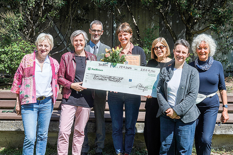 (v. l. n. r.): Martina Schullian, Marion Maier, Roland Furgler, Preisträgerin Agitu-Förderpreis 2023 Elisabeth Prugger, Monika Gross, Alessandra Piccoli, Susanne Elsen
