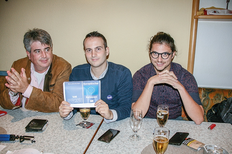 v. l. Michael Böttner,  Filippo Badolato und Simon Mariacher stellen die Europa-Partei VOLT in Schluderns vor