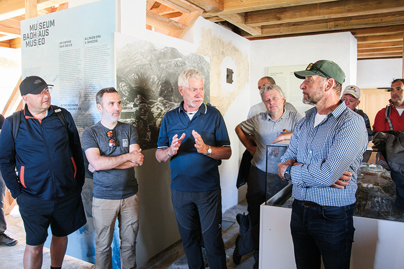 Sebastian Marseiler erklärt die Ausstellung im „Badhaus“ im Hintermartell und staunend v.l.: der Schlanderser BM Dieter Pinggera, Laurin Kofler (Konzepterstellung), Marseiler, der Marteller BM Georg Altstätter und Ortlerfront-Spezialist Manfred Haringer