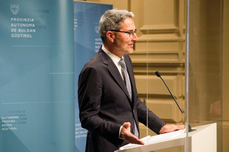 LH Arno Kompatscher erklärte, dass das Land in Zukunft das Doppelte für die Erneuerung und den Ausbau der Fernwärmesysteme in die Hand nehmen werde müssen, um so auch die Abhängigkeit von fossilen Brennstoffen zu verringern. 
