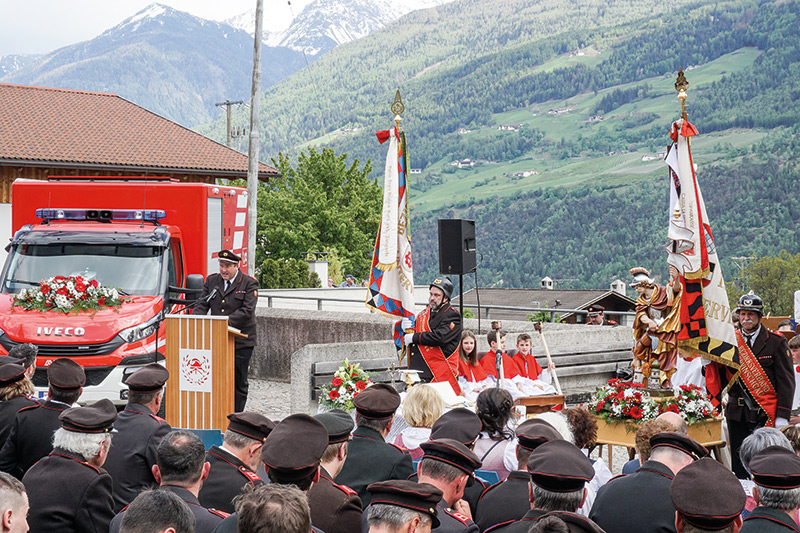 Vorstellung der Fahrzeuge durch den Kommandant der FF Kortsch, Martin Greis