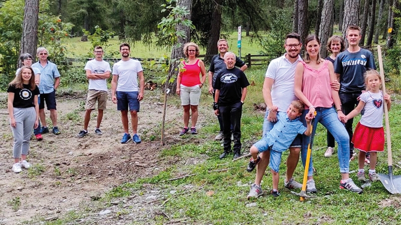 Die Vinschger Mitglieder der Eisbärengesellschaft ließen es sich trotz Corona-Einschränkungen nicht nehmen ein kleines Baumfest zu feiern. Im Calvenwald bei Laatsch pflanzten sie drei Ahorn-Bäume