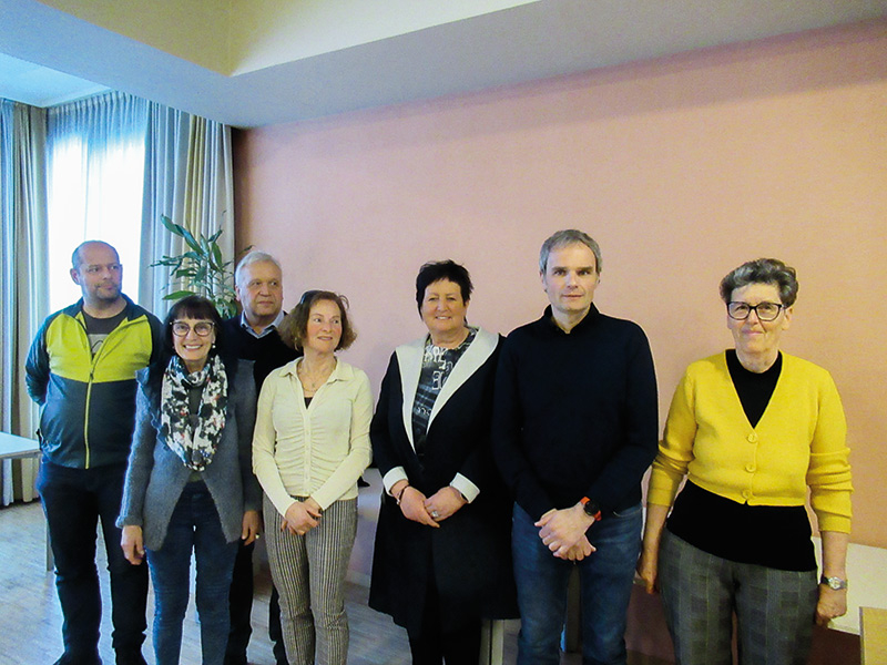 Bei der Bezirksversammlung wurde am 11. März der neue Bezirksausschuss gewählt: v. l.: Bernd Stecher, Sieglinde Holzknecht, Heinrich Fliri, Charlotte Holzer, Irmhild Eller, Josef Bernhart, Annemarie Tinzl. Es fehlen: Christine Eder und Gottfried Theiner.