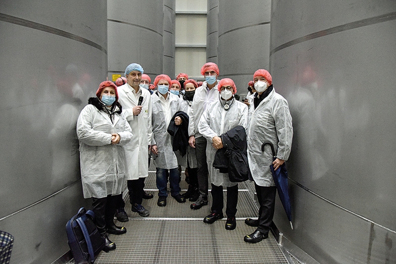 Die Delegation wurde von Herbert Dorfmann und vom Vorsitzenden des Ausschusses Norbert Lins angeführt – die Parlamentarier wurden von VOG Products-Obmann Johannes Runggaldier, VOG-Obmann Georg Kössler und ViP-Obmann Thomas Oberhofer willkommen geheißen.