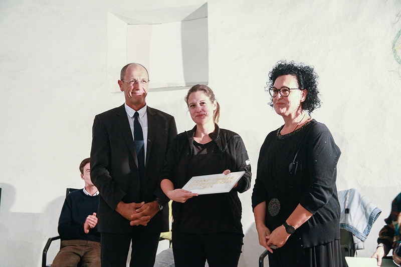 BM Andreas Tappeiner und die Kulturreferentin Verena Tröger überreichen die Marmortafel an die Gewinnerin des 7. Franz Tumler Literaturpreises an Angela Lehner