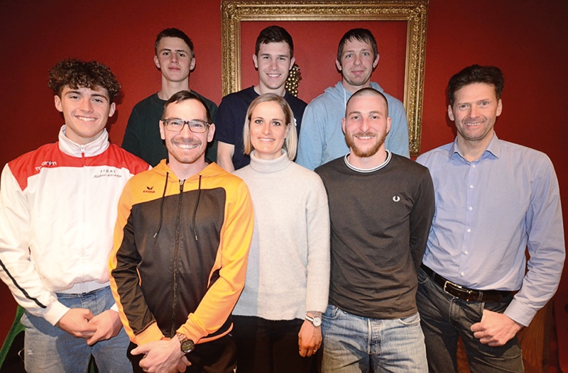 Im Bild der neue Ausschuss von vorne links: Manuel Modica,  der neue Präsident Tobias Lechthaler, Monika Müller, Fabian Waldner, Hannes Gamper. Hinten links: Moritz Graf, Mirko Lepir und Christian Gerstl