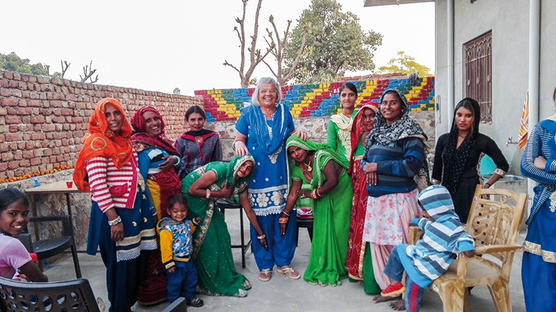 Geburtstagsfeier mit den Frauen aus dem Dorf