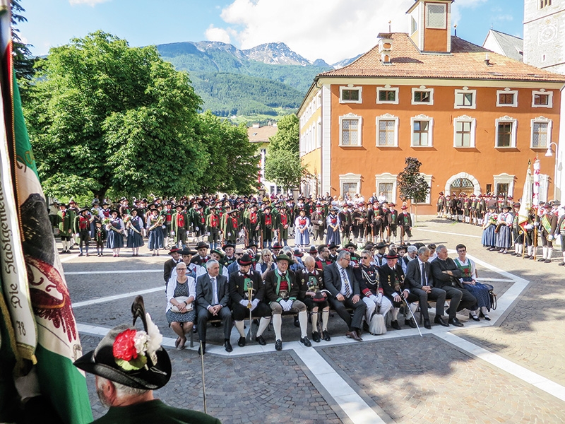 Zu den Ehrengästen zählten nicht nur der Landtagspräsident Josef Noggler und Vertreter der Gemeinde Schlanders, von St. Anton und Mengen, sondern auch die beiden langjährigen Hauptmänner der Kompanie Schlanders, Johann Graber (von 1968 bis 1981) und Karl Pfitscher (von 1981 bis 2014). Seit 2014 ist Joachim Frank Hauptmann der Kompanie Schlanders.  