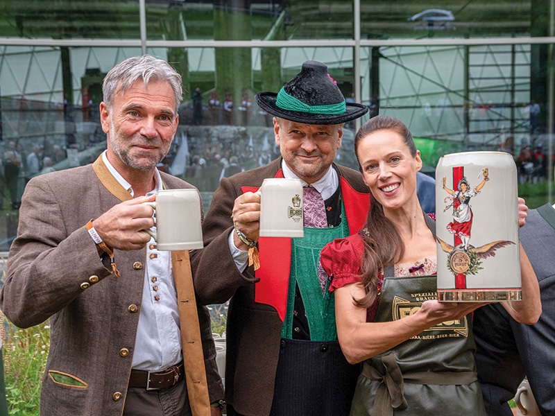 Ein Prosit auf den gelungenen Fassbieranstich: Landeshauptmann-Stellvertreter Arnold Schuler, Algunds Bürgermeister Ulrich Gamper und Cellina von Mannstein von der Spezialbier-Brauerei FORST.