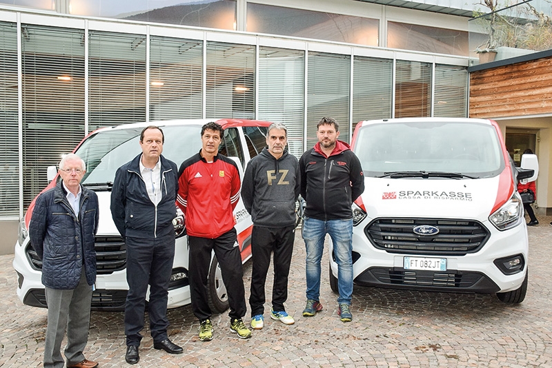 Im Bild v. l.: Zwick Hubert (Stiftung Sparkasse) Pircher Wolfgang (Sparkasse Mals) Thurner Helmut (Präsident ASV Mals) Demarch Stefan (Sektionsleiter Badminton) Sagmeister Stefan (Sponsor Auto Sagmeister Glurns)
