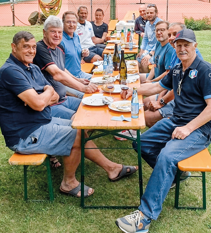 v. l. Die Busfahrer: Raimund Pali, Dino Filipovic, Franz Sapelza, Raimund Lingg und Ludwig Fabi, Direktor Werner Oberthaler, Das Trainerteam: Daniel Ortler, Arnold, Schwellensattl, Evelyn Punter, Giampaolo Morabito. Stefan Federspiel und Helmut Tschenett waren mit dem Küchendienst beschäftigt