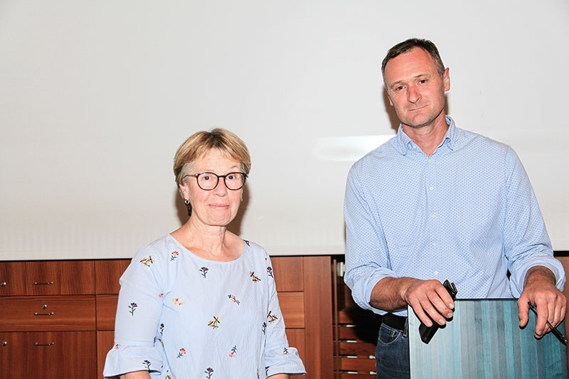 Haben trotz des „Bozner Wahnsinns“ den Humor nicht verloren - Generalsekretärin Monika Platzgummer und BM Josef Thurner