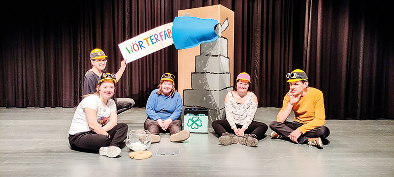 Auf der Bühne v.l.: Frieda, Fanny, Lisa, Lara, und Christian