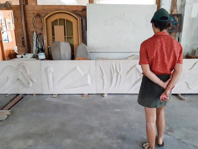 Eine Kunststudentin in Höllrigl‘s Werkstatt