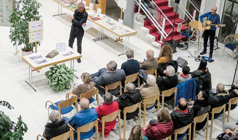 Vom 23.11. bis 1.12.2019 zeigte Sebastian Felderer im Kulturhaus von Schlanders unter dem Titel „Bilder aus der DDR“ verschiedene Exponate. Bei der Eröffnung sprachen die Kulturhauspräsidentin Monika Wunderer, der BM Dieter Pinggera und die Gemeindereferentin Dunja Tassiello anerkennende Worte. Musikalisch umrahmt wurde die Eröffnung vom Liedermacher Stefano Pineto mit seiner Gitarre.  