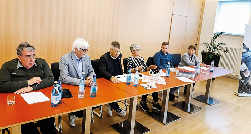 Bezirksvorsitzender Paul Georg Tappeiner (3. v. l) mit Landesvorsitzendem Richard Stampfl (2.v.l.), Gemeindevertretern Daniel Alber und Monika Pichler (2. v. r und 1. v. r)  sowie die zwei Bezirksstellvertreter Christine Eller (4. v. l.)  und Karl Heinz Linser (1. v. l.).
