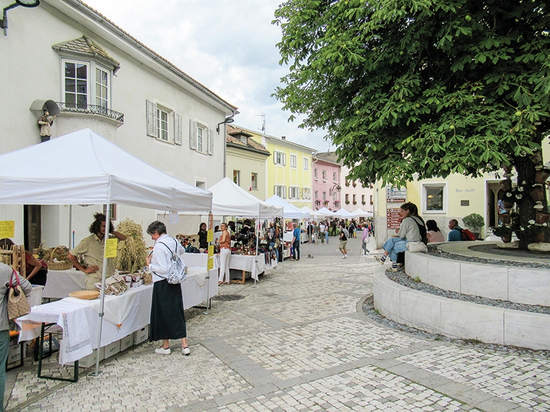 Zwei Ausstellungen und rund 30 Marktstände entlang der Hauptstraße waren wiederum die Hauptattraktionen  vom Genuss- und Kulturfest Marmor & Marillen am 7. und 8. August 2021