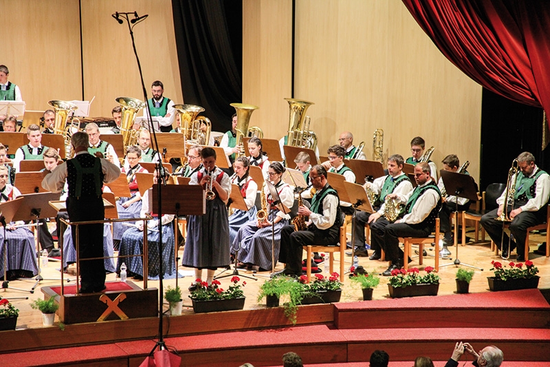 Die Solistin Lena  Zerzer bei der „Spanish Fantasy for Trumpet - El Cid“ (von Bert Appermont) neben Kapellmeister Michael Pircher