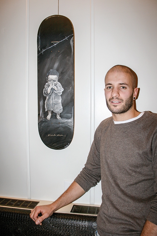 Der 27-jährige Maler Thomas Biedermann aus Eyrs hat seine erste Ausstellung  im „Schwarzen Adler“ in Laas eröffnet