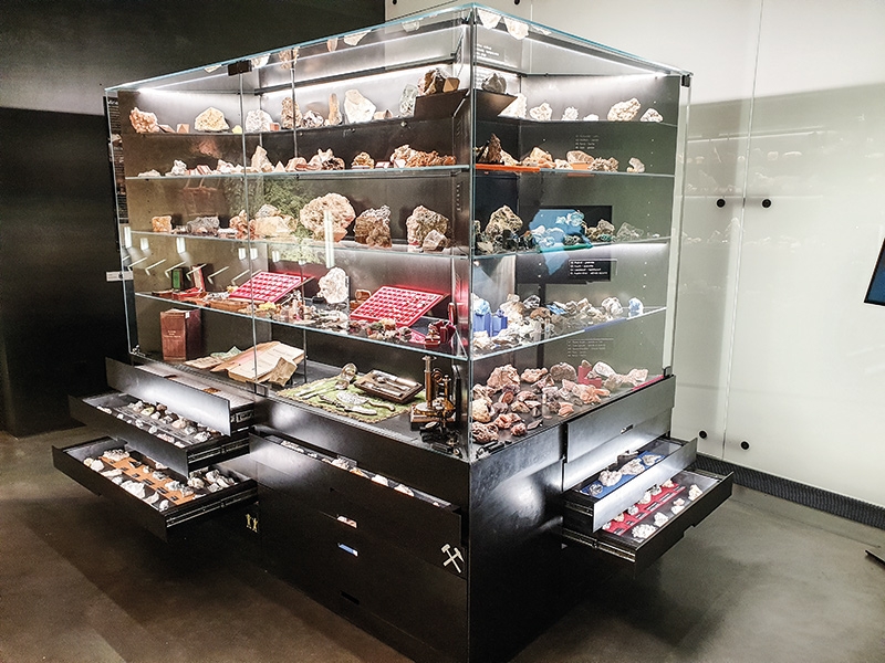 Schön präsentiert: Mineralien in einer Kubusvitrine