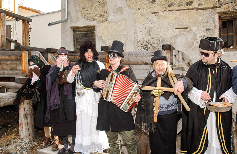 Das Vintschger Museum „Vuseum“ zeigt sehenswerte Ausstellungen in drei historischen Fasnachtsorten: In Laatsch bis zum 3.2.2023 in der Alten Mühle, in Prad vom 6. bis 17.02. in aquaprad und in Stilfs vom 18. bis 24.02. 2023 im Kulturhaus Stilfs www.vuseum.it/veranstaltungen