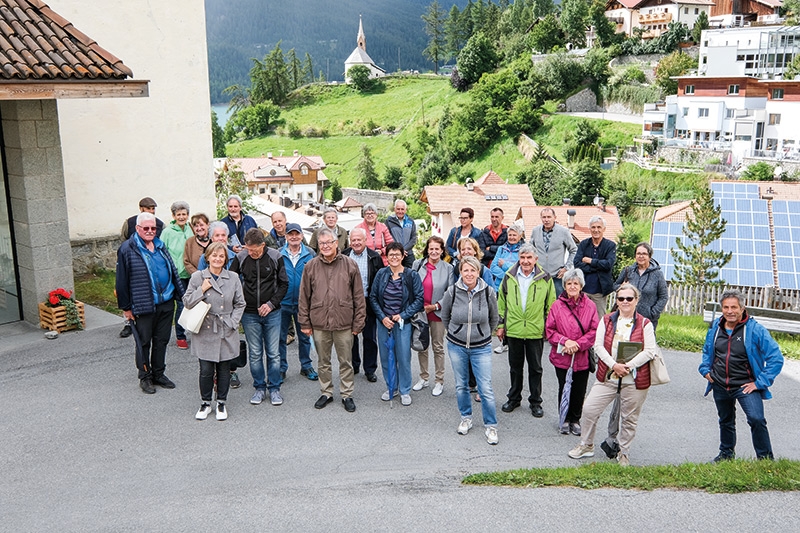 Vinzenzbrüder und -schwestern stellten sich mit ihrer Begleitung dem Fotografen. Im Hintergrund das Seekirchlein St. Anna