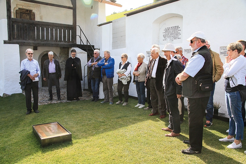 Mitglieder des Freundeskreises Marienberg im Friedhof von St. Stephan