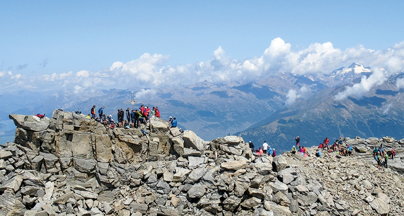 Der Name „Pederfick“ bedeutet festgehefteter Stein oder Fels. Am 21. August wurde bei strahlendem Wetter das neue Gipfelkreuz aufgestellt. Vom Gipfel des Pederfick gibt es einen wunderbaren Blick von Prad bis Reschen. Auch viele Berge wie die Weißkugel, Tschenglser Hochwand und der Ortler sind zu sehen. 