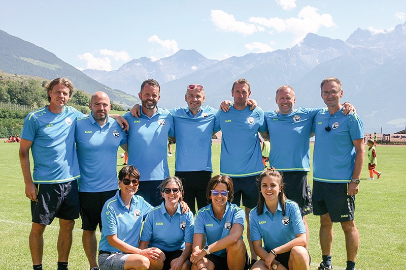Sorgten für den Erfolg der 10. Auflage von Fußballferien in Mals: v.l. hintere Reihe Michl (Koordinator Trainer Hans Dorfner Schule), Martin Noggler und Ingo Pitscheider (Organisation ASV Mals), Loris Zaros (Küche), Gerd Thöni (Platzwart), Hans Dorfner und Herbert nicht im Bild: Jan Bernhart  Vorne v.l. das Küchenteam:  Petra Pitscheider, Sigrid Veith, Dunja Pitscheider, Sarah Pitscheider