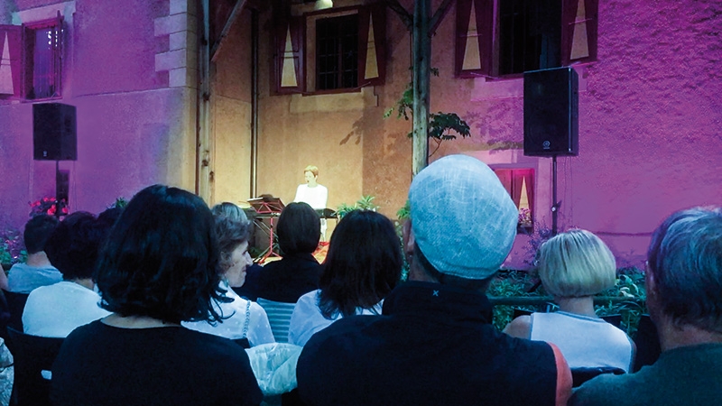 Doris Warasin begeisterte mit ihrem Soloprogramm „Jetzt oder nie“ die Zuhörer im Garten von Schloss Spauregg in Partschins - ein direkter Einblick ins Konzert über Xtend (sh. Zeitung Seite 27)