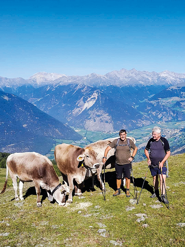 Raimund Pali (links) hütete heuer zum dritten Mal in Folge  die Jungrinder auf der  „Außeren Alm“. Hie und da begleitete ihn sein  „Kleinhirte“ Franz Sapelza  (rechts) bei den Rundgängen.
