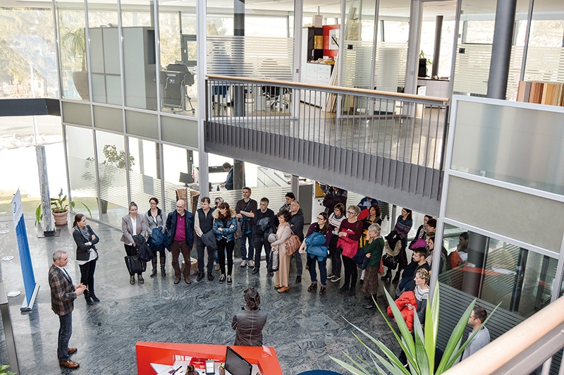 Führung und Erläuterung von Martin Pedross (links) beim Besuch bei der Karl Perdoss AG  in Latsch