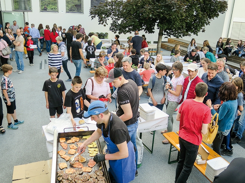 Das eigenständige Arbeiten und Erleben von Gemeinschaft spielen in den Montessoriklassen eine große Rolle. Seit Jahren wird ein Sozialprojekt in Bolivien unterstützt.