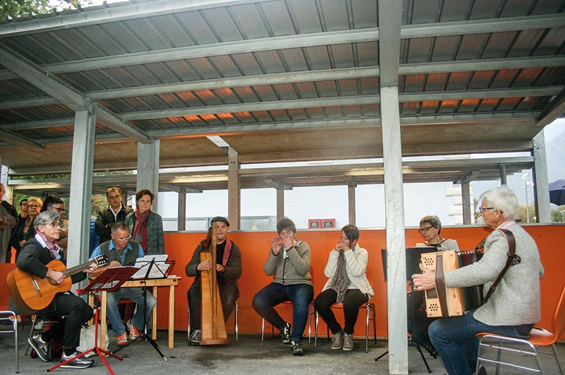 Gemeinsames Musizieren mit Pro Musicante Vinschgau – Eine Gruppe aus dem ersten Kursjahr mit Koordinatorin  Sibille Tschenett und Referent Gernot Niederfriniger