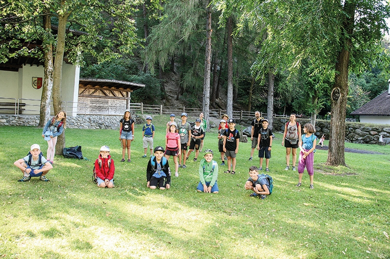 Schludernser Park: die Gruppen mit ihren Betreuerinnen und dem Betreuer beim Start ins Urmenschen-Abenteuer