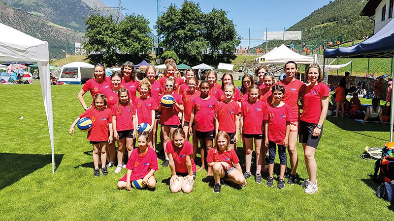 die Volleyballmädchen im ASV Mals mit ihrem Trainer- und Betreuerteam