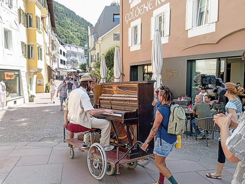 Am 25. Juli wurde ein Klavier durch die Fußgängerzone gezogen, während Prof. Funkstein alias Fabio Zindaco darauf spielte.