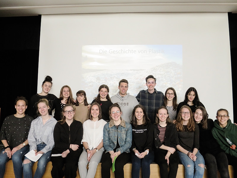 Erstmals gab es zwischen der Ober-, Mittel- und Grundschule in Schlanders ein gemeinsames Projekt und eine gemeinsame Sensibilisierungskampagne zum Thema Plastik. Neben der „Plastic Challenge“ präsentierten die Schüler der Klasse 3A vom Sprachengymnasium ihre Projektergebnisse vor vier Klassen der Mittelschule.