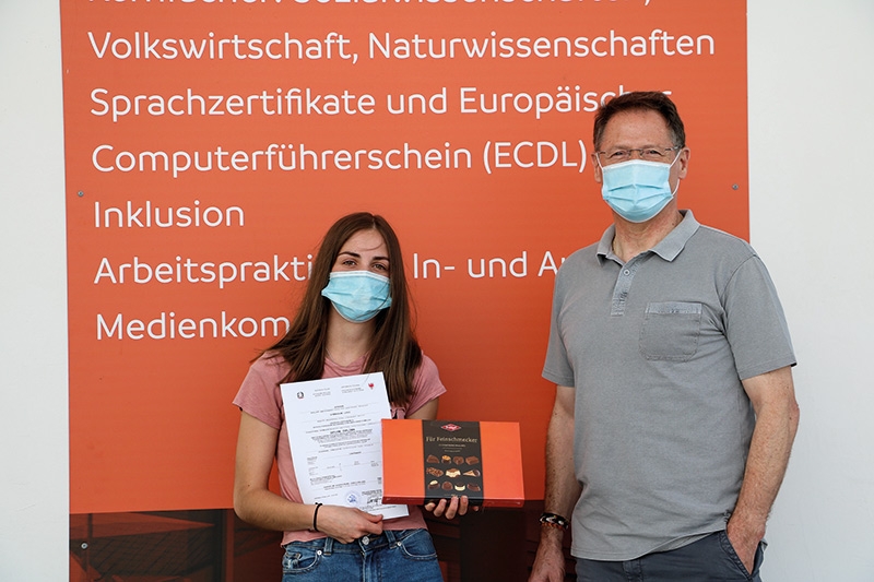 Lisa Kaserer, die mit 100 Punkten die Matura abgeschlossen hat, mit Direktor Werner Oberthaler