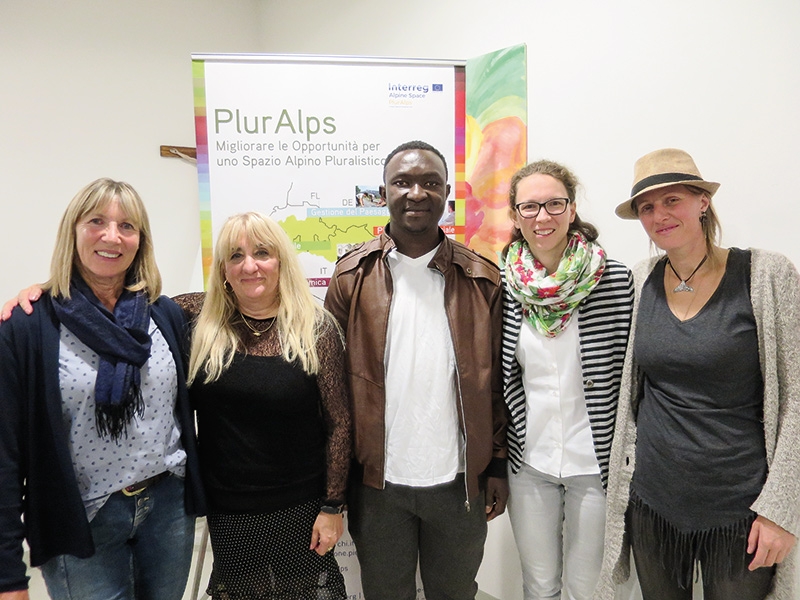 Nach dem Film gab es ein Gespräch mit: v.l.: Zita Ziernhöld Pritzi (Freiwillige), Barbara Romagniani (Koordinatorin Haus Ruben), Felix Oduro (Flüchtling aus Ghana), Miriam Weiß (Eurac Bozen) und der Filmemacherin Magdalena Gschnitzer.     