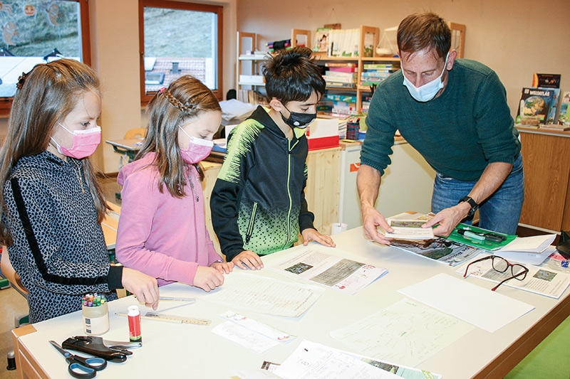 Lehrer Florian Thaler mit den kleinen Redakteuren  Zum Lehrerteam in der Grundschule Planeil gehören  auch Katrin Stecher, Anna Platter und Gianni Grieco
