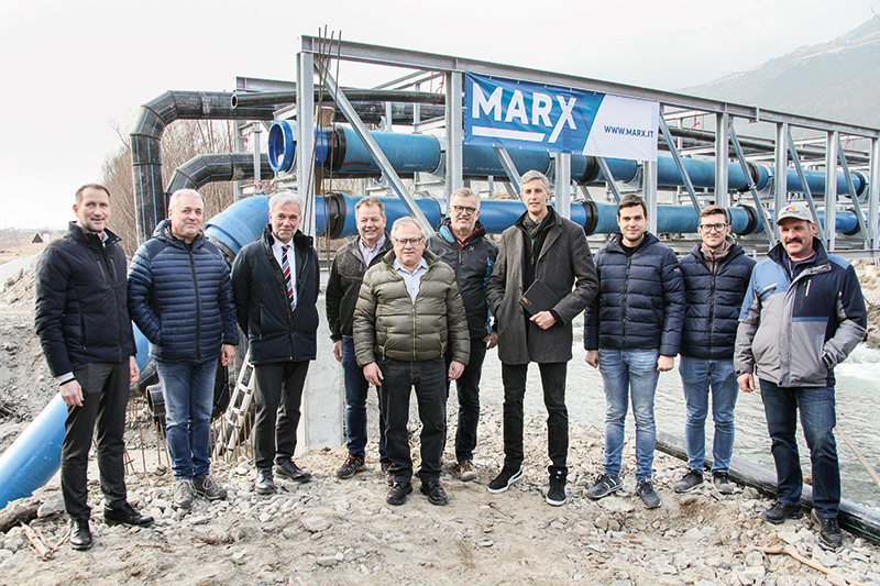 Vor der neuen Etsch-Brücke für die Wasserleitungen im Osten von Laas v. l.: Gottfried Niedermair, Franz Marx, LR Arnold Schuler, Jochen Tröger, Konrad Tscholl, Paul Wellenzohn, Michael Hofer, Alexander Marx, Simon Wallnöfer und Peter Hauser