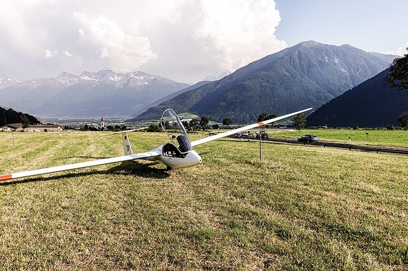 Mangelnde Thermik: ein junger PIlot aus Deutschland landete seinen Segelflieger in einer gemähten Wiese bei oberhalb von Mals. Der „Luftikus“ blieb unverletzt, der Flieger unbeschadet.