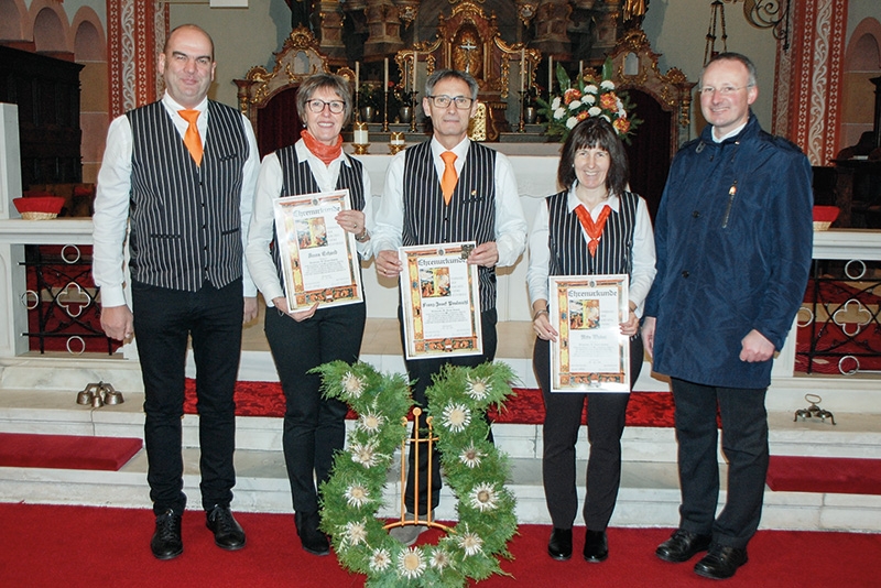 v.l.: Obmann Oswald Wallnöfer, Anna Erhard, Rita Thöni, Chorleiter Franz Josef Paulmichl und Dekan Mag. Stefan Hainz